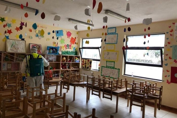 RINISJA E MËSIMIT/ Bashkia e Tiranës dezinfekton shkollat dhe vendos piketimet për të ruajtur distancën