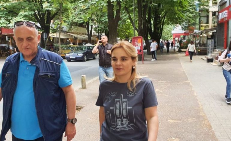 TEATRI/ Mesazh ndaj Ramës në bluzën e Kryemadhit janë stampuar dy sy: Po të vëzhgoj ty që…