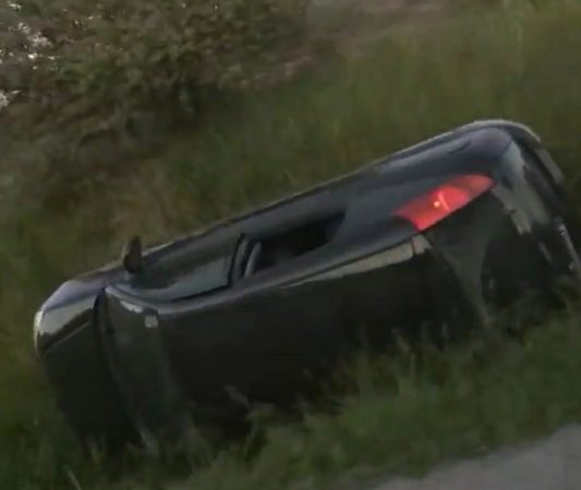 AKSIDENT NË KORÇË/ Makina humb kontrollin dhe del nga rruga, plagoset drejtuesi (FOTO)