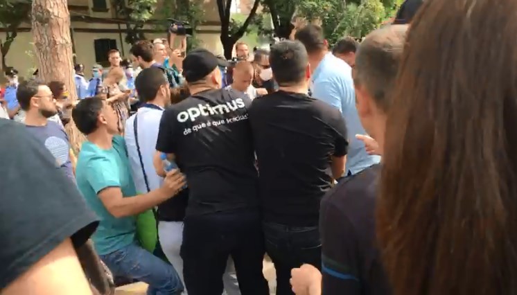 SHEMBJA E TEATRIT KOMBËTAR/ Shashka e mjete piroteknike, protestuesit sulmojnë efektivët e policisë