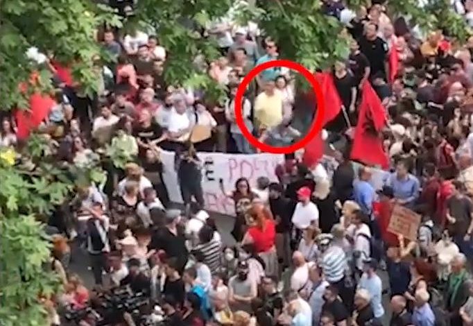 TEATRI/ Momenti kur qytetari hedh shashkën në protestë, policia e ndjek nga pas (VIDEO)