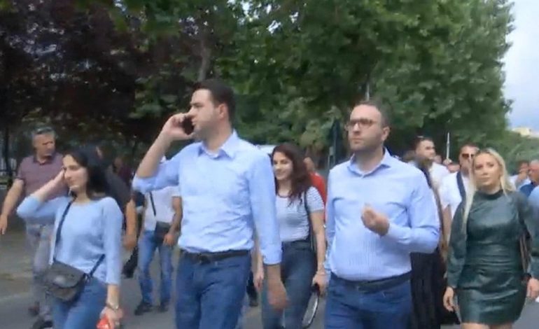 SHEMBJA E TEATRIT/ Basha del nga selia dhe niset drejt protestës
