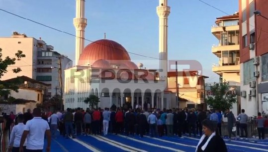 FALJA E NAMAZIT NË ELBASAN/ Shtrohen tapete jashtë xhamisë për të ruajtur distancimin social