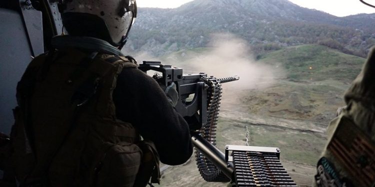 STËRVITJE E PËRBASHKËT/ Avioni i SHBA fluturon mbi Shqipëri