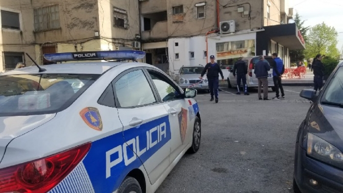 SHERRI BRENDA FAMILJES/ NIPI konfliktohet me tezen dhe burrin e vet, tre të plagosur me thikë në Korçë