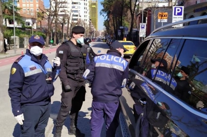 ARRESTOHEN TRE TË RINJ NË DURRËS/ Prishën qetësinë publike dhe kundërshtuan policinë