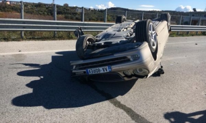 AKSIDENT I FRIKSHËM NË TEPELENË/ Makina përfundon përmbys në mes të rrugës, shoferja me urgjencë drejt spitalit