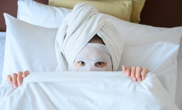 4 KËSHILLA/ Pse s'duhet të flesh pa bërë një maskë të mirë fytyre