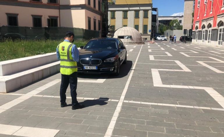 MUL NOKA SFIDON POLICINË E SHTETIT/ Parkon makinën luksoze para Teatrit Kombëtar dhe largohet (FOTO)