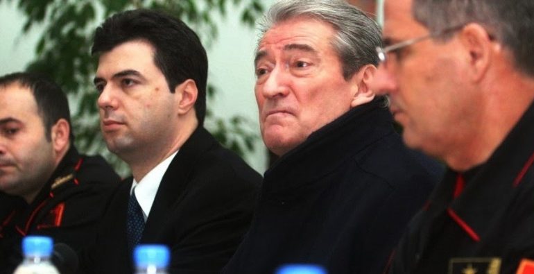 TEATRIN/ “Shqipëria po zgjohet dhe ky është 21 Janari i Edi Ramës”. Koloreto Cukali pa dashje i fut të dridhmat aktorëve të…