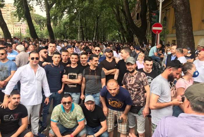 META HUMB QETËSINË/ Poston foton e të rinjve në protestë: Mos u provokoni nga TALEBANËT