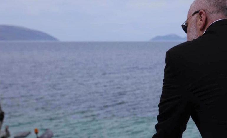 KARTOLINA E DITËS/ Rama pozon nga Vlora: Nga pjesa më e bukur e vendit më të bukur në botë, SHQIPËRISË
