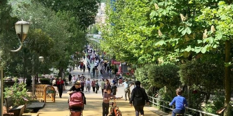 “LIRI DALJE”/ Qytetarët dalin për pranverë në parqet dhe sheshet e qyteteve (FOTO)
