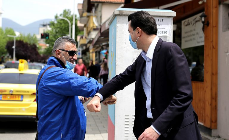 VË MASKËN DHE TAKON ME BRRYL/ Basha shëtit në Tiranë në rolin e vlerësuesit: Pjesa më e madhe i zbatojnë…