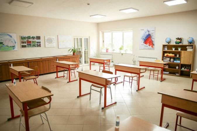 RIKTHIMI I MATURANTËVE NË BANKAT E KLASËS/ Mesazhi i Besa Shahinit: Shkollat gati për ditën e hënë
