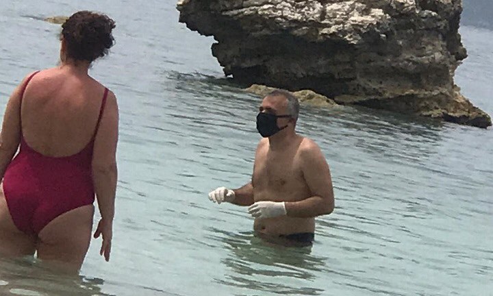 FOTOLAJM/ Një turist i pazakontë, not me doreza dhe maskë në plazhin e Vlorës