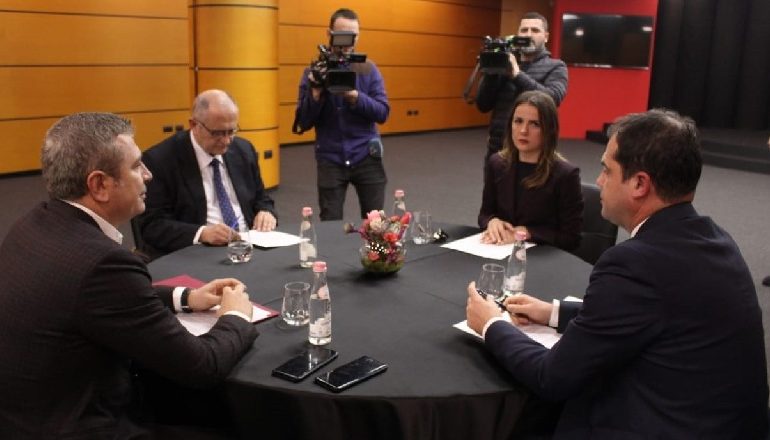 “TYM I BARDHË” DERI TË DIELËN? Intensifikohen takimet për Zgjedhoren! Sot diskutohet për sistemin danez dhe teknologjinë në zgjedhje