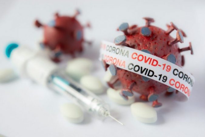 STUDIM I RI/ Koronavirusi “nuk përhapet lehtësisht” nga prekja e sipërfaqeve ose objekteve