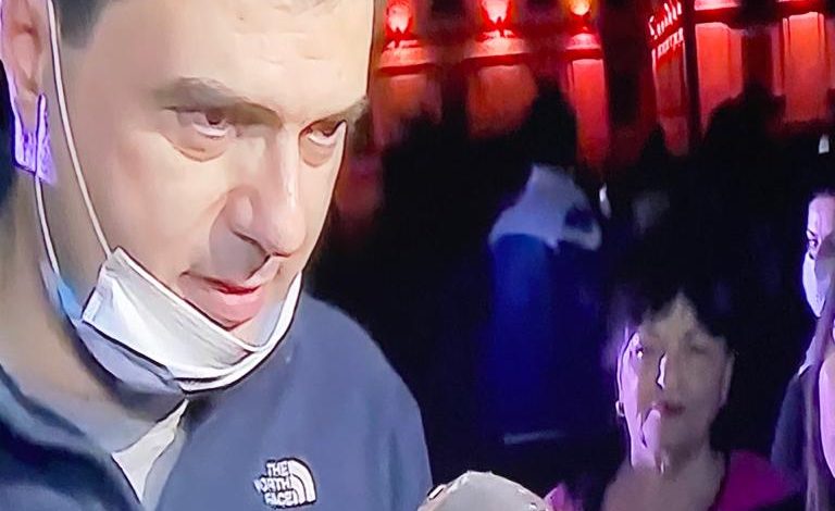 NGA QESET ME DOMATE TEK ÇADRA/ Kush është pensionistja “e rastësishme” e Lulzim Bashës edhe tek protesta e Teatrit