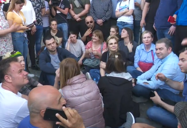 PAS GJOBAVE/ Basha dhe Kryemadhi procedohen penalisht për protestën e Teatrit
