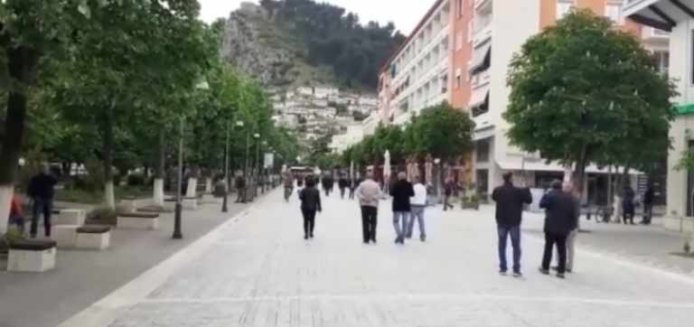 NUK RESPEKTOJNË MASAT KUNDËR COVID-19/ Pensionistët beratas shijojnë lirinë. Edhe stadiumi i qytetit mbushet me fëmijë