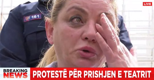 SHEMBJA E TEATRIT/ Albana Vokshi shpërthen në lot: Kam shumë kujtime, ndjej dhimbje. Edi Rama është taleban