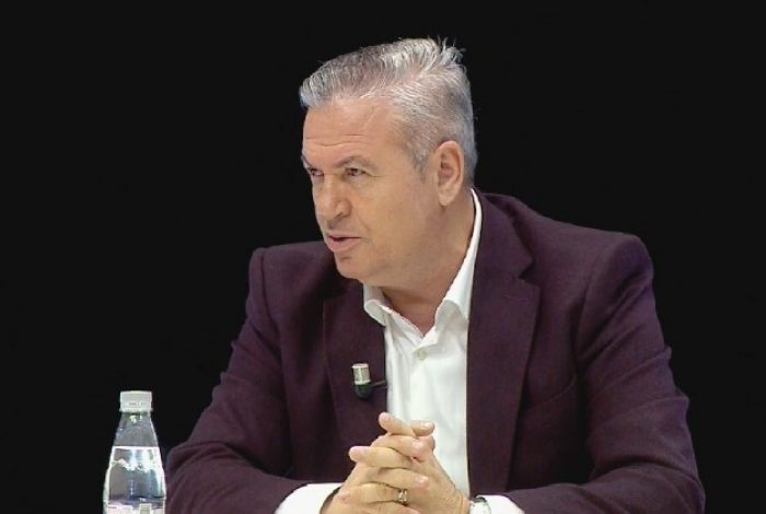 IRONIA ME BASHËN DHE KRYEMADHIN/ Murrizi: Te Teatri duhet të ketë dy trupa, u ka kaluar rrota sipër