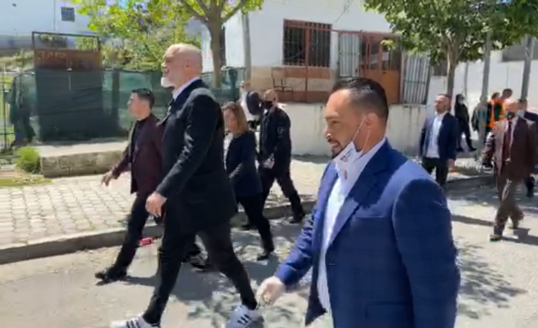 NIS PRISHJA E NDËRTESAVE TË DËMTUARA NGA TËRMETI NË SHIJAK/ Rama: I hap rrugën ndërtimit nga themelet të një lagjeje të re
