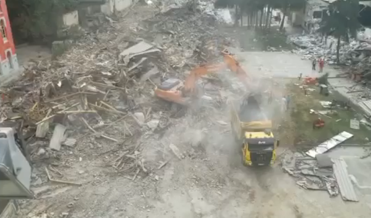 ÇKA MBETUR NGA TEATRI/ Bashkia po vijon heqjen e mbetjeve (VIDEO)