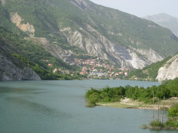 I ZHDUKUR PREJ DISA DITËSH/ Policia e Dibrës gjen trupin e pajetë të 64-vjecarit në lumin Drin