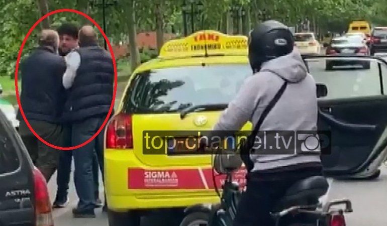 SHERR ME GRUSHTA NË TIRANË/ Motorristi godet taksistin në mes të rrugës, ndërhyjnë “Shqiponjat” (VIDEO)