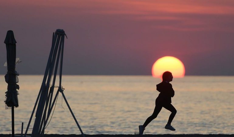 NGA MATJA E TEMPERATURËS DERI TEK KOLLITJA/ Përgatituni për masa të rrepta kundër COVID-19, nëse doni pushime