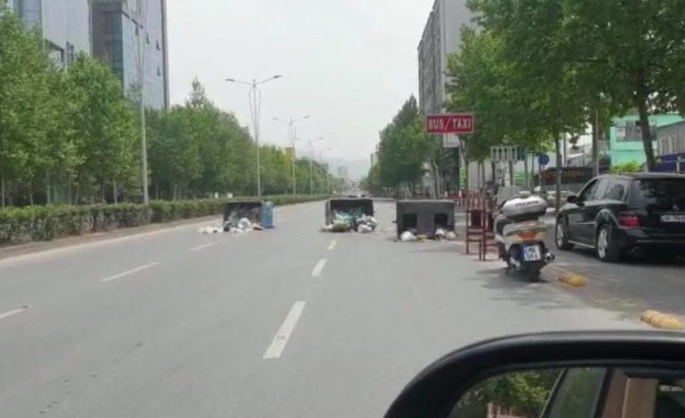 NISI MOSBINDJA CIVILIE SIPAS THIRRJES SË BERISHËS?! Në Laprakë hidhen në mes të rrugës kazanët me plehra