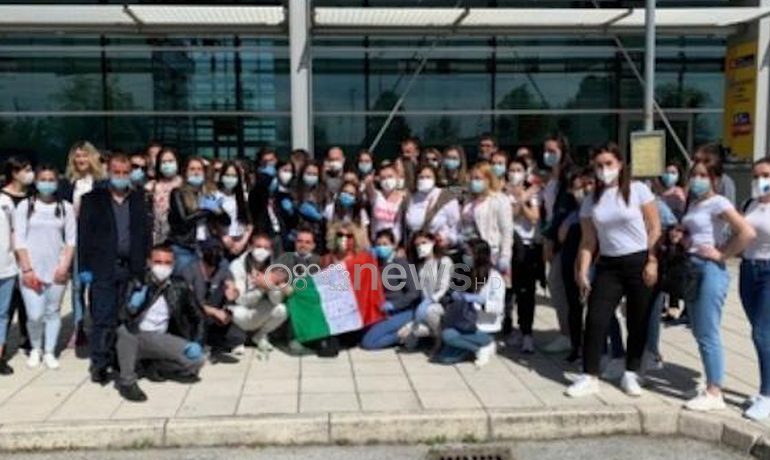 PËRFUNDOJNË MISIONIN NË ITALI/ Kthehen në Shqipëri ekipi i 2-të me 59 infermierët shqiptarë