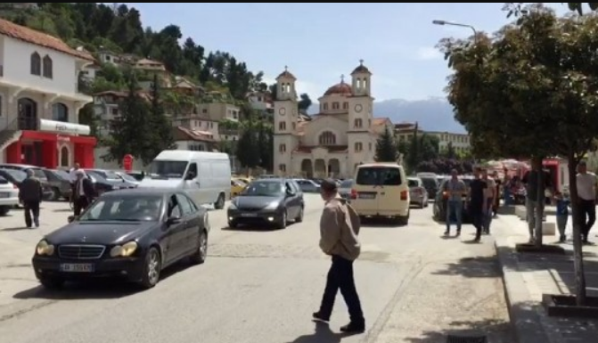 BERATI FUTET NË ZONËN E GJELBËR/ Por qytetarët harrojnë respektimin e masave të sigurisë