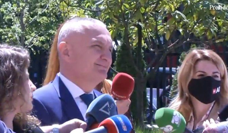 “NUK JENI I SHQETËSUAR QË KENI HUMBUR SHUMË GJAK?” Meta: S’e di e vutë re, por ato vajzat aty ishin të bukura…