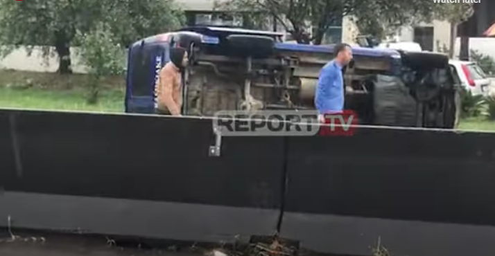 AKSIDENT NË DURRËS/ Humb kontrollin nga lagështira në rrugë, përmbyset furgoni i policisë bashkiake (VIDEO)