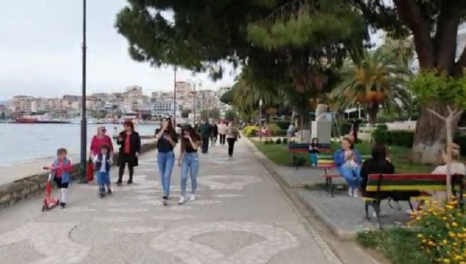 I SHPALLUR ZONË E GJELBËR/ Në Sarandë lëvizje të reduktuara, por shumë qytetarë bëjnë shëtitje buzë detit