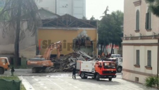 VIJON SHEMBJA E TEATRIT KOMBËTAR/ Artistë e aktivistë e shohin nga larg