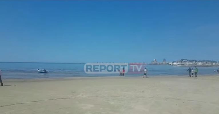 ËSHTË ZONË E KUQE/ Koronavirusi dhe Bajrami bëjnë të veten në Durrës, shumë pak qytetarë në bregun e detit (VIDEO)