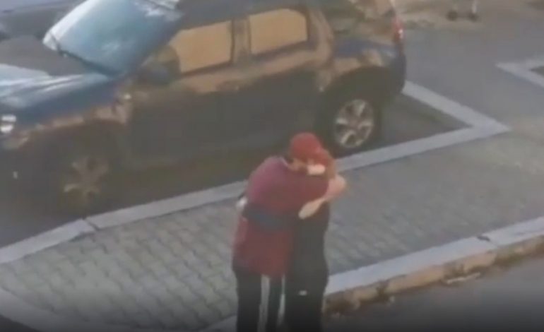 MOMENTI PREKËS/ 56-vjeçari kthehet në shtëpi pas 40 ditësh si i infektuar me koronavirus (VIDEO)