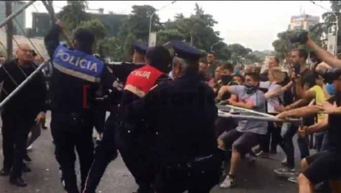 SHEMBJA E TEATRIT KOMBËTAR/ Goditën efektivin gjatë tentativës për të çarë gardhin, shoqërohen 3 persona