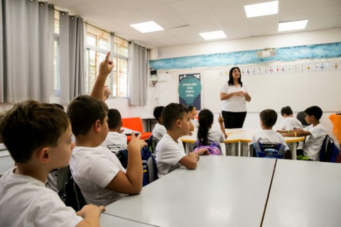 KORONAVIRUSI NË IZRAEL/ Nxënësit rikthehen në shkolla pas 50 ditëve në shtëpi