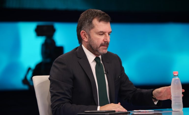 TEATRI/ Bushati sulmon policët: Janë banditë të fashizmit të Edi Ramës