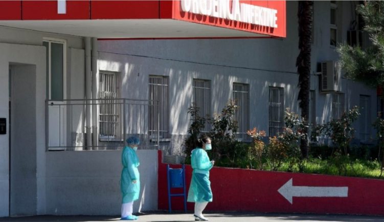 KORONAVIRUSI/ Dy raste të reja me COVID-19 në Elbasan, një e moshuar dërgohet tek Infektivi