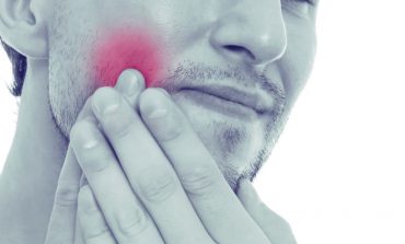 KORONAVIRUSI/ Tre metoda të shkëlqyera shtëpiake që heqin dhimbjen e dhëmbit gjatë bllokimit nga COVID-19