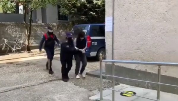 LABORATOR DROGE NË BANESË/ Nënë e bir me pranga në duar, dalin para gjykatës në Fier (VIDEO)