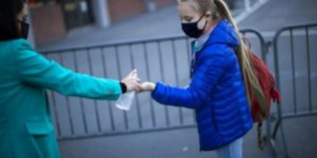 KORONAVIRUSI/ A duhet t’i kthejmë fëmijët në shkollë gjatë një pandemie?