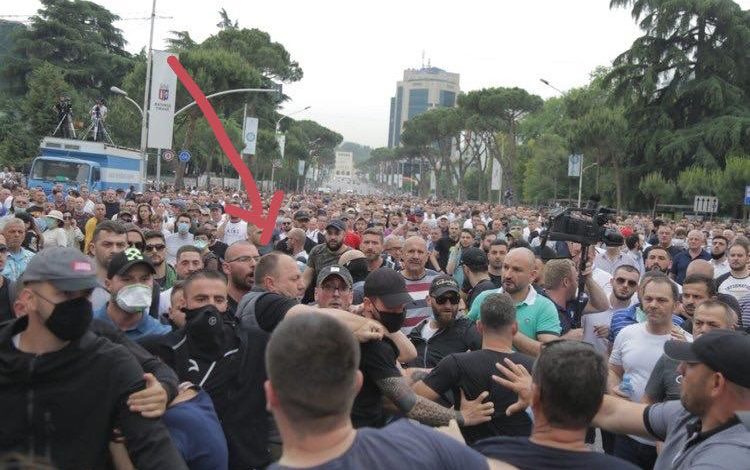 PËRPLASJET TEK TEATRI/ Florenc Hoxha rreh protestuesit, pse thirrën “Basha ik” (FOTO)