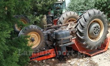 E RËNDË NË GREQI/ Traktori zë poshtë dy punëtorë, njëri është shqiptar (FOTOT)